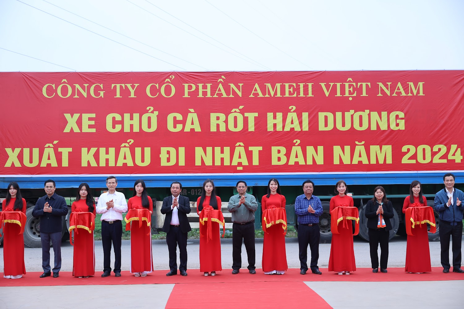 Thủ tướng cắt băng chúc mừng xuất khẩu lô hàng cà rốt đầu Xuân Giáp Thìn tại xã Đức Chính. Ảnh: VPG.