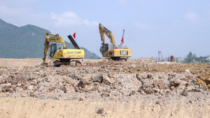 Deputy PM inspects expressway and power transmission projects