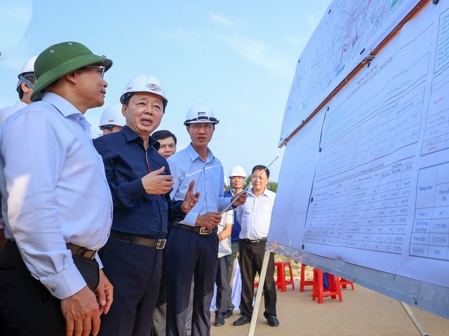 Phó Thủ tướng trao đổi với các đơn vị liên quan khi kiểm tra thực địa dự án.