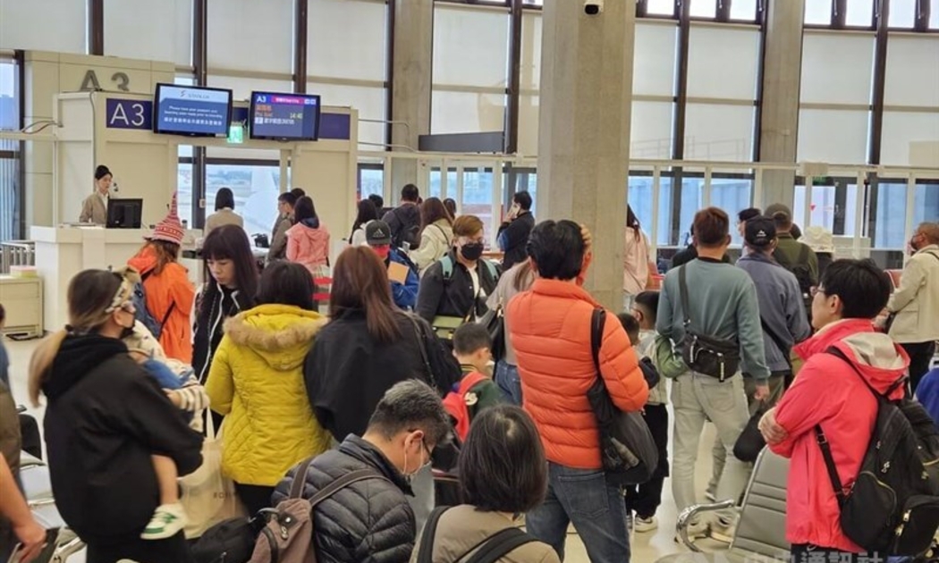 Nhóm du khách lên máy bay đi đảo Phú Quốc tại Cổng A3 của Sân bay Đào Viên ngày 16/2. Ảnh: CNA