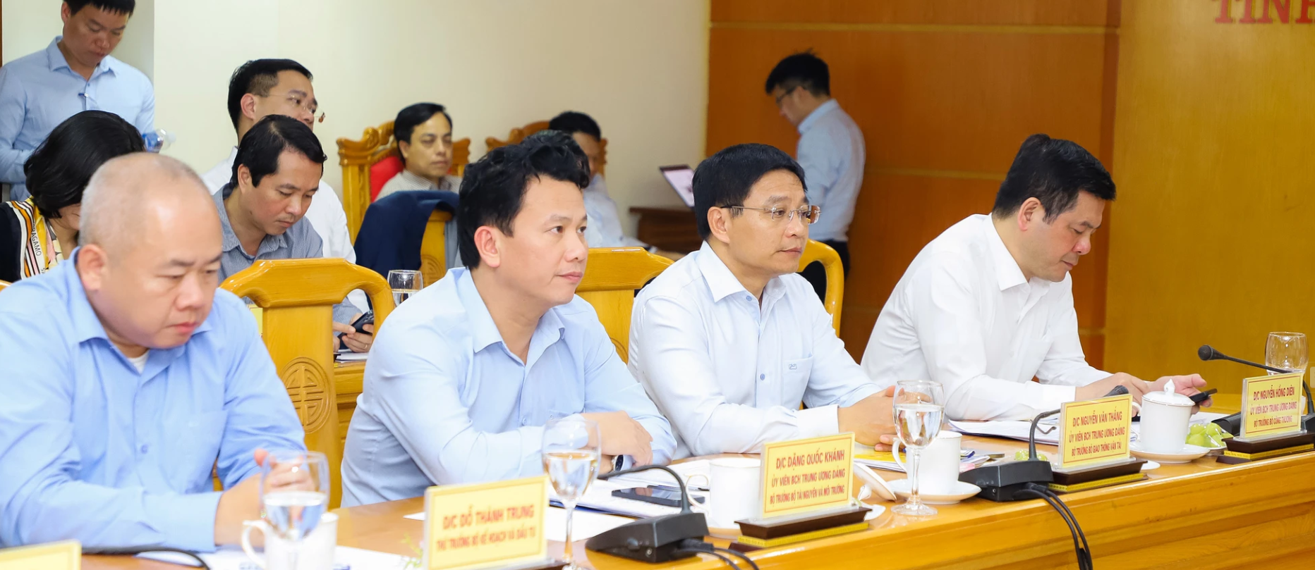 L&atilde;nh đạo c&aacute;c Bộ, ng&agrave;nh tại buổi l&agrave;m việc.