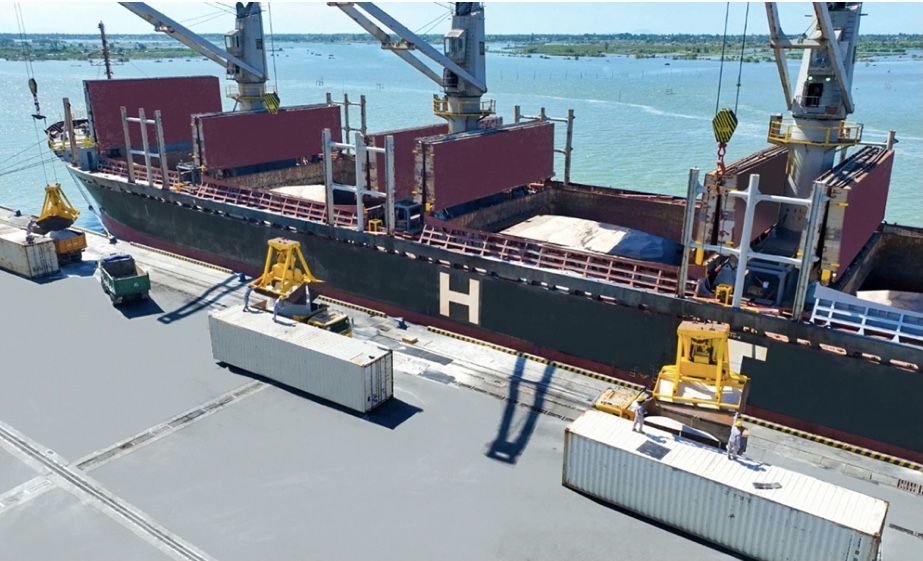 T&agrave;u v&aacute;o cảng Chu Lai bốc h&agrave;ng c&aacute;t trắng xuất khẩu.