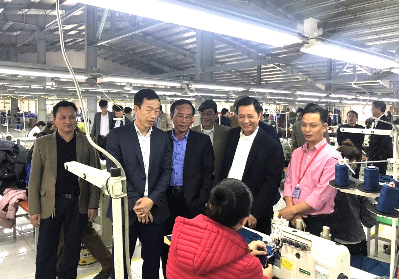 Ông Trịnh Xuân Lâm, Chủ tịch Hiệp hội Dệt may tỉnh Thanh Hóa (thứ hai từ phải sang) trò chuyện cùng người lao động