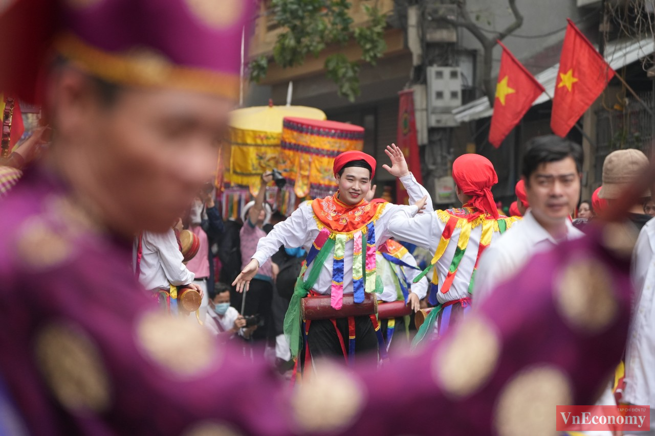 Theo c&aacute;c nh&agrave; nghi&ecirc;n cứu, điệu m&uacute;a bồng c&ograve;n c&oacute; t&ecirc;n kh&aacute;c l&agrave; điệu m&uacute;a &ldquo;Con đĩ đ&aacute;nh bồng&rdquo;. Điệu m&uacute;a n&agrave;y chỉ d&agrave;nh cho con trai đ&oacute;ng giả con g&aacute;i để m&uacute;a trống. Khi m&uacute;a họ thường mặc v&aacute;y, t&oacute;c vấn đu&ocirc;i g&agrave; hoặc buộc khăn mỏ quạ, đeo yếm đ&agrave;o, mặc &aacute;o tứ th&acirc;n, thắt bao hồng, xanh.