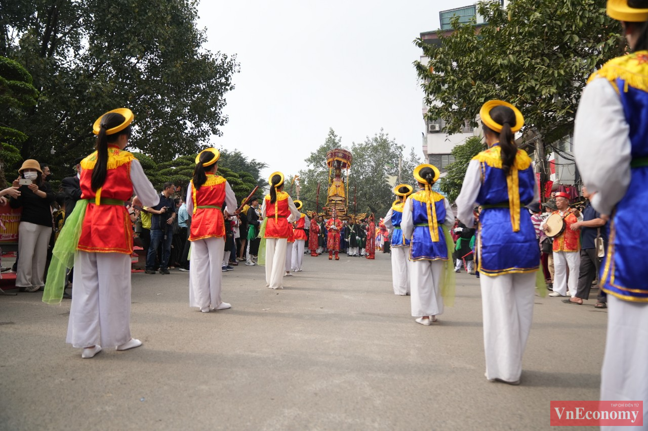 Chiều ngày mùng 9 tháng Giêng hàng năm, làng Triều Khúc (Hà Nội) mở hội làng truyền thống, rước kiệu Bố Cái đại vương Phùng Hưng về đình làng.