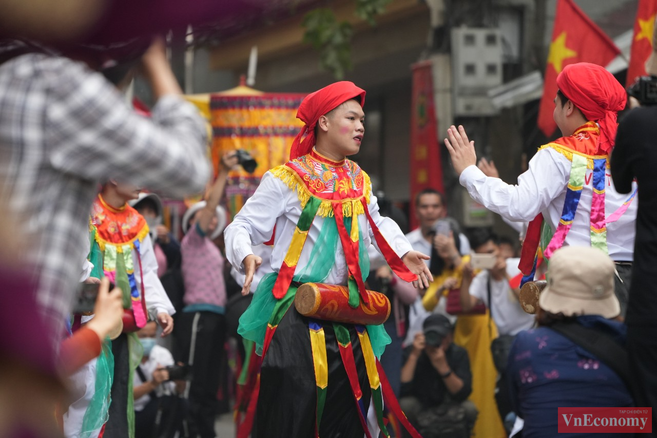 M&uacute;a bồng được biểu diễn ngay ở phương đ&igrave;nh, v&agrave;o giữa c&aacute;c tuần tế. Nếu c&oacute; rước kiệu long đ&igrave;nh th&igrave; c&aacute;c vũ c&ocirc;ng, nhạc c&ocirc;ng phải đi trước kiệu để m&uacute;a hầu Đức Th&aacute;nh.