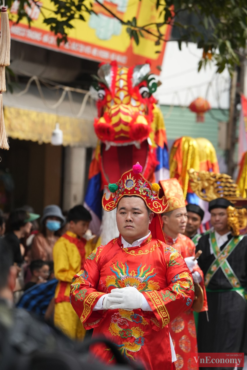 Mở đầu lễ hội là nghi lễ rước kiệu Bố Cái đại vương Phùng Hưng về đình làng. 
