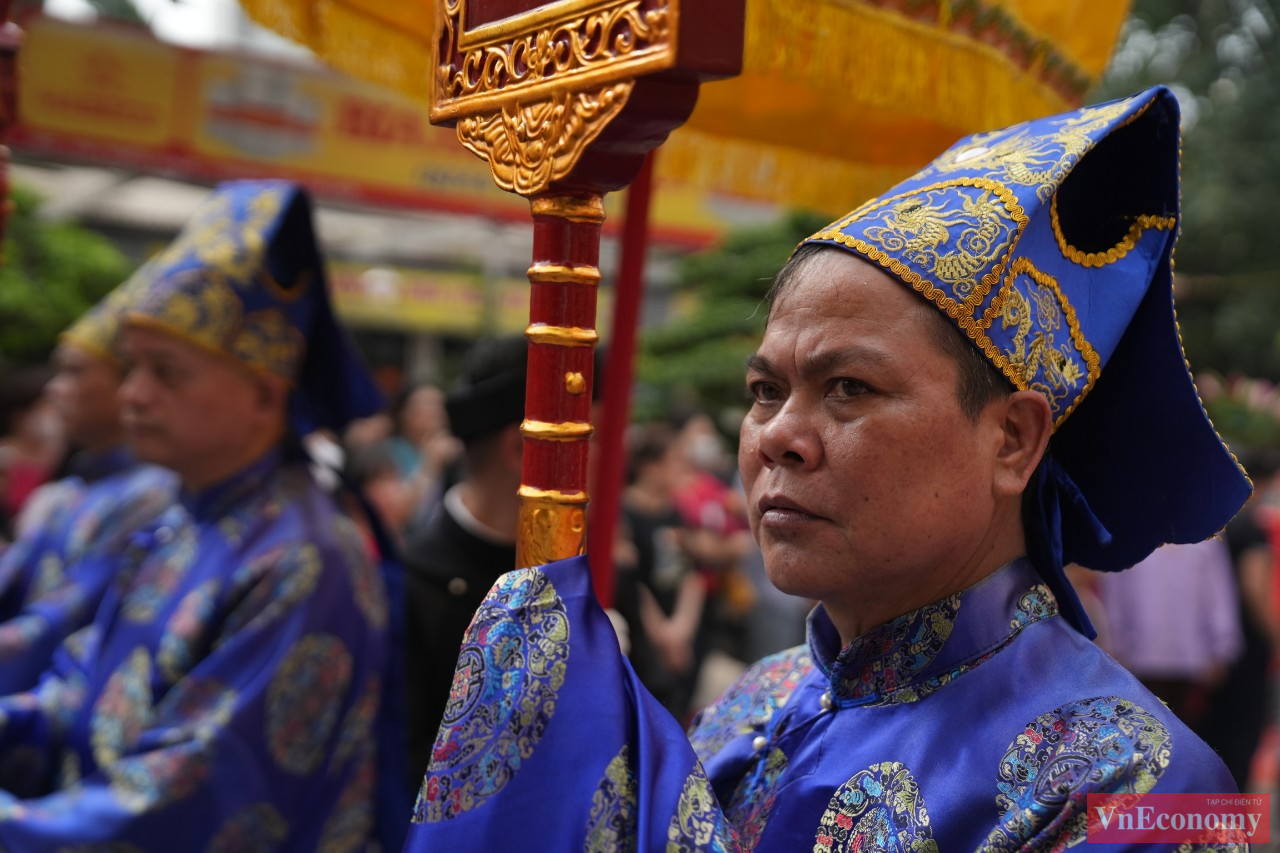 Tương truyền, trước đây Triều Khúc là nơi Phùng Hưng (Bố Cái Đại Vương) luyện quân để giao chiến với tướng giặc Đào Chính Bình thời nhà Đường (Trung Quốc). Tuy không phải là quê của Phùng Hưng nhưng sau khi chiến thắng lên ngôi vua, dân làng Triều Khúc thờ Phùng Hưng và suy tôn ngài thành Thánh.