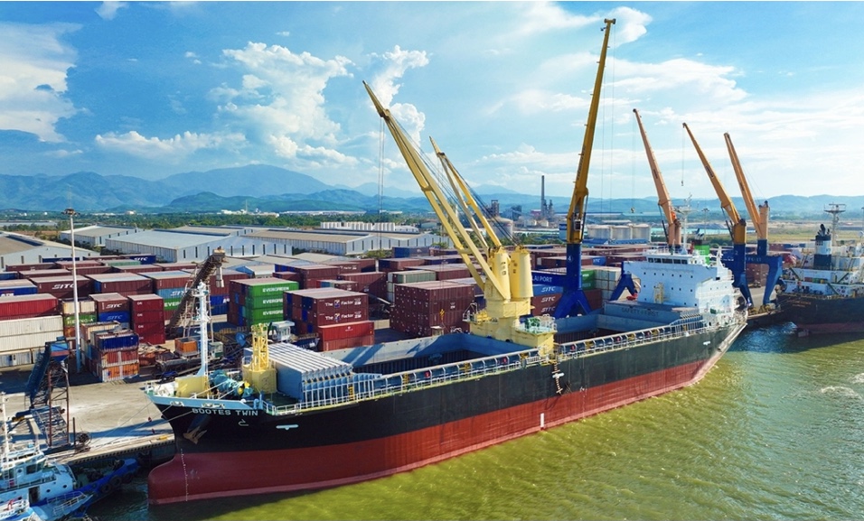 Tàu cập cảng Chu Lai bốc xếp hàng hóa. Ảnh Thaco ChuLai