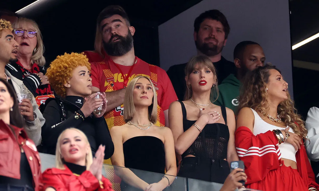 Taylor Swift có mặt trên khán đài để cổ vũ bạn trai tại Super Bowl. Ảnh: Hollywood Reporter