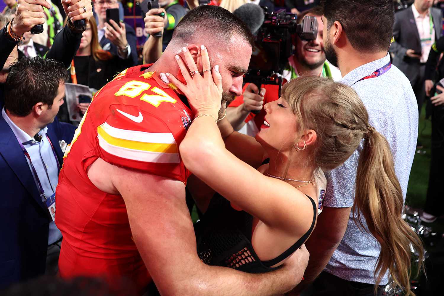 H&igrave;nh ảnh Taylor Swift &ocirc;m h&ocirc;n ch&uacute;c mừng bạn trai Travis Kelce nhanh ch&oacute;ng lọt top thịnh h&agrave;nh tr&ecirc;n X.