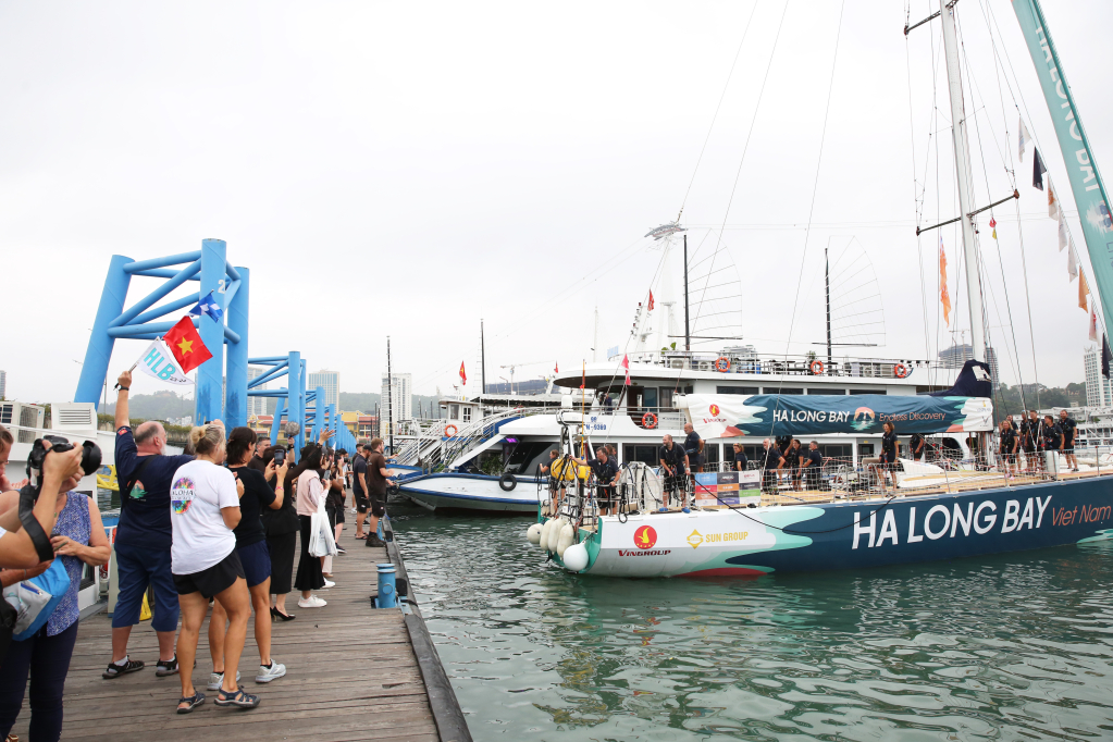 Du kh&aacute;ch ch&agrave;o đ&oacute;n thuyền Đội đua thuyền buồm Ha Long Bay, Viet Nam của Quảng Ninh tại Cảng t&agrave;u kh&aacute;ch Quốc tế Hạ Long.