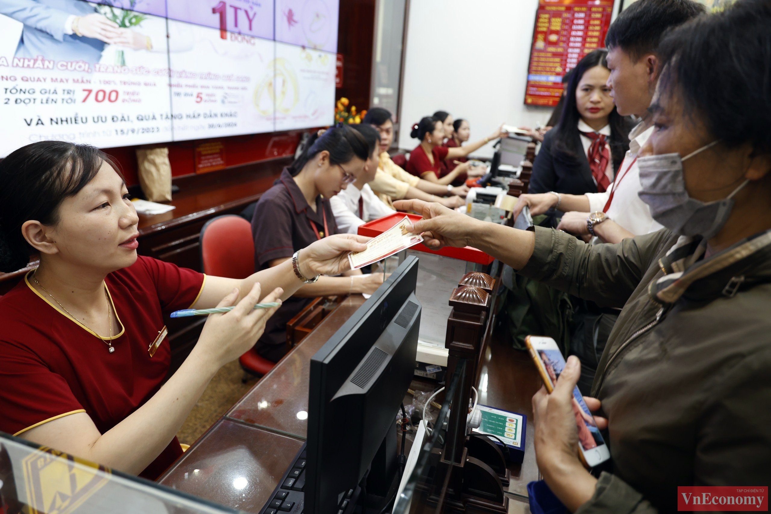 Do ngày vía Thần Tài năm 2024 rơi vào thứ Hai nên đông đảo người dân Hà Nội đến các cửa hàng vàng từ rất sớm, nhanh tay mua được vàng để lấy may.