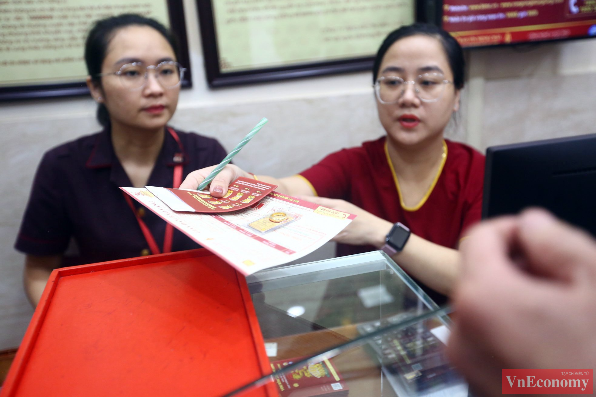 Theo các chuyên gia, nếu mua vàng chỉ để cầu may, sau đó cất tủ tích lũy chứ không bán ra thì người dân có thể mua những sản phẩm theo hình linh vật, con giáp hợp tuổi, hợp mệnh. Còn nếu muốn bán mà không bị lỗ thì nên mua vàng nhẫn tròn trơn hoặc vàng miếng.