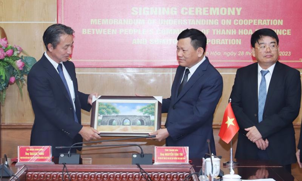Lãnh đạo tỉnh Thanh Hóa trao quà lưu niệm cho đại diện Tập đoàn Sumitomo.