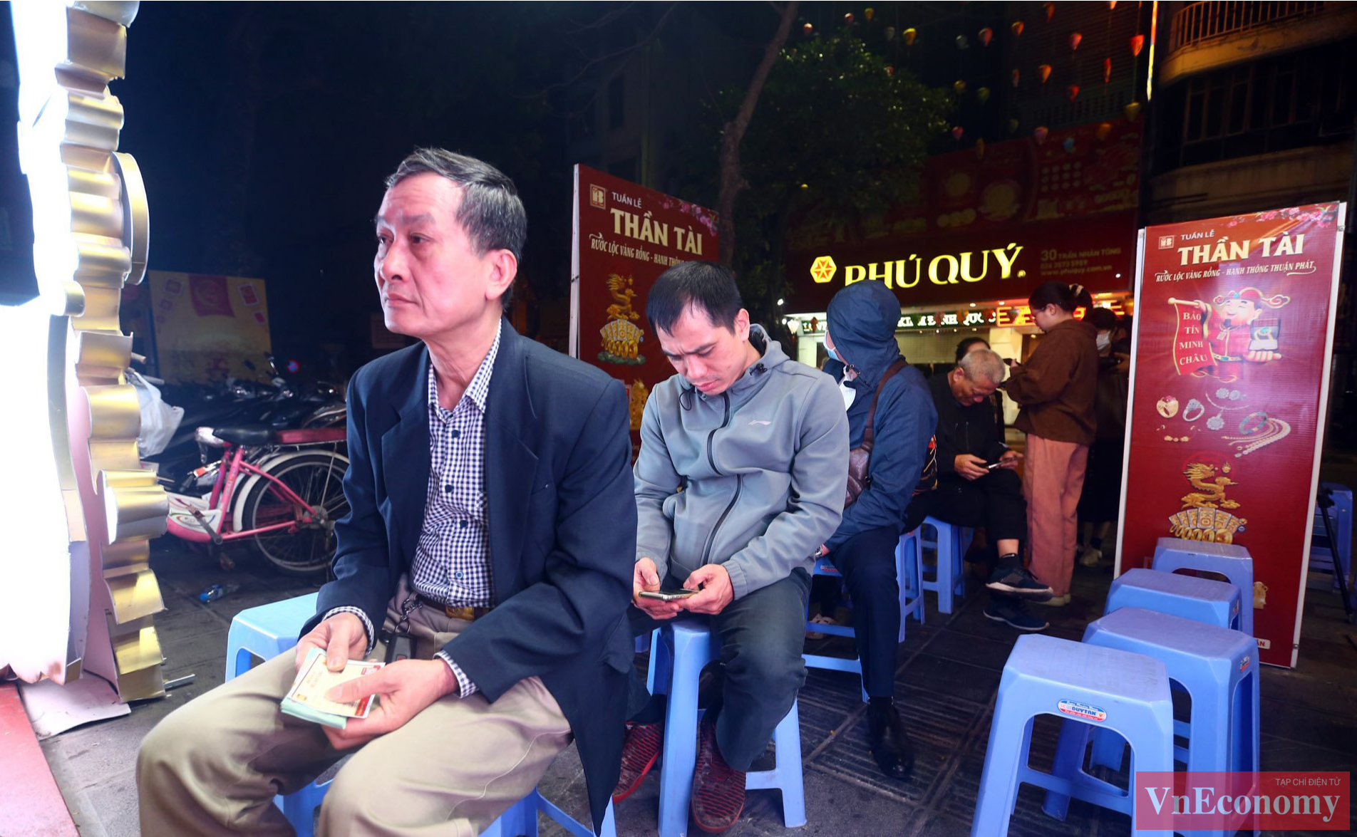 Nhiều người quan niệm rằng, nếu mua vàng - vật tượng trưng cho phú quý, tài lộc, giàu sang - trong ngày vía thần Tài sẽ giúp người ta phát tài phát lộc, làm ăn thuận buồm xuôi gió, buôn may bán đắt, tiền bạc rủng rỉnh.