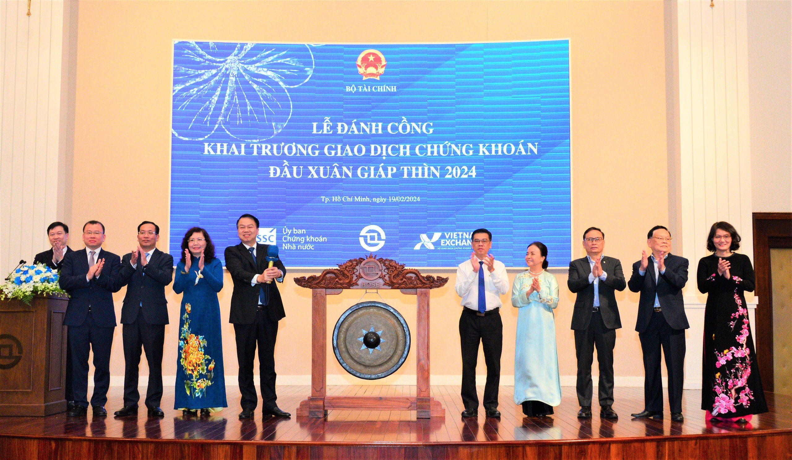 Lãnh đạo Bộ Tài chính, UBND TP.HCM, Ủy ban Chứng khoán Nhà nước, HoSE và thành viên thị trường tham gia lễ đánh cồng khai xuân 2024.