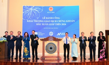 Lãnh đạo Bộ Tài chính, UBND TP.HCM, Ủy ban Chứng khoán Nhà nước, HoSE và thành viên thị trường tham gia lễ đánh cồng khai xuân 2024.
