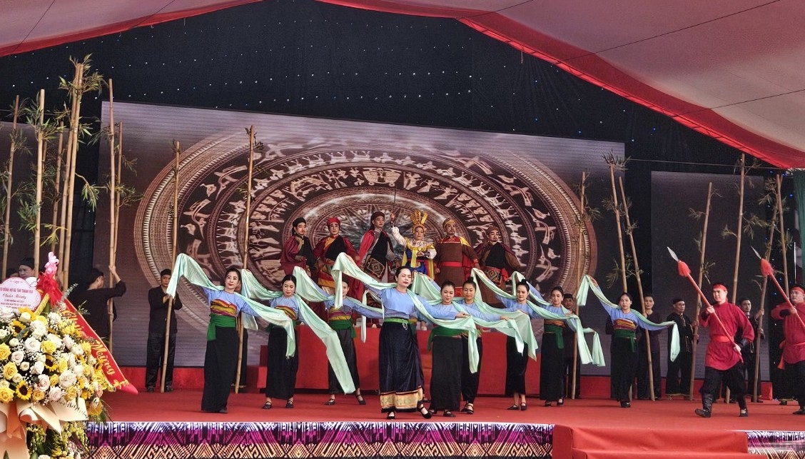 Hoạt cảnh sân khấu tái hiện Quận công Khâm sai Chánh thống lãnh Thượng đạo Trấn Thanh Hóa Hà Công Thái cùng Nhân dân đánh giặc