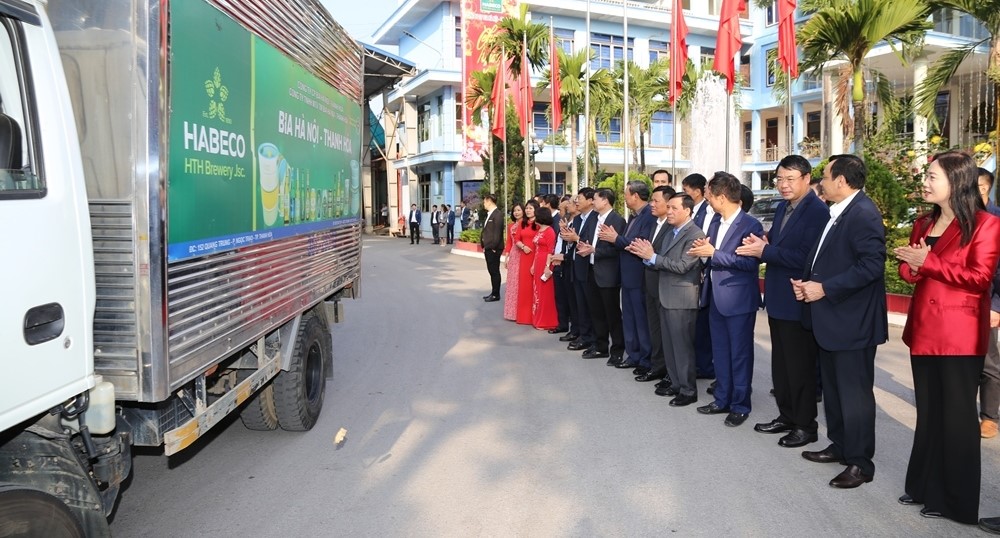 C&ocirc;ng ty cổ phần Bia H&agrave; Nội - Thanh Ho&aacute; xuất kho chuyến h&agrave;ng đầu ti&ecirc;n trước sự chứng kiến của l&atilde;nh đạo tỉnh Thanh H&oacute;a v&agrave; c&aacute;c đại biểu.