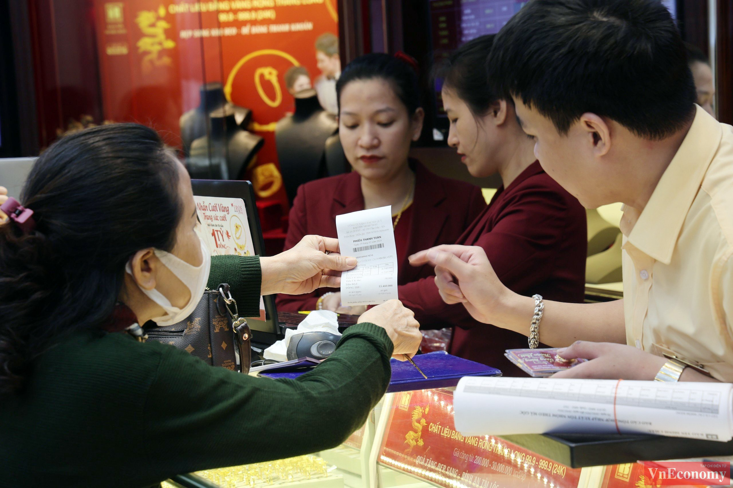 Theo chuyên gia phong thủy Nguyễn Song Hà, trong năm Giáp Thìn, các khung giờ đẹp cúng vía Thần Tài ngày mùng 10 tháng giêng bao gồm: Mão (5 - 7 giờ), Tỵ (9 - 11 giờ) và Thân (15 - 17 giờ).