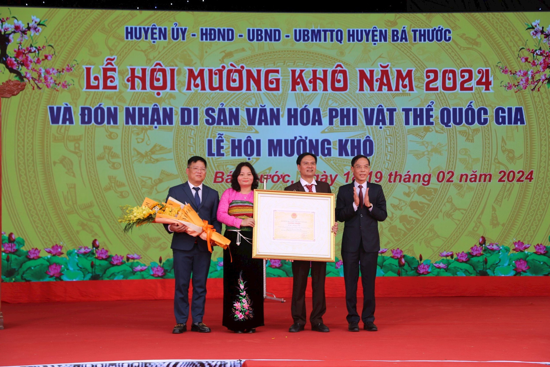 Trao quyết định công nhận Di sản văn hóa phi vật thể quốc gia lễ hội Mường Khô cho lãnh đạo huyện Bá Thước.