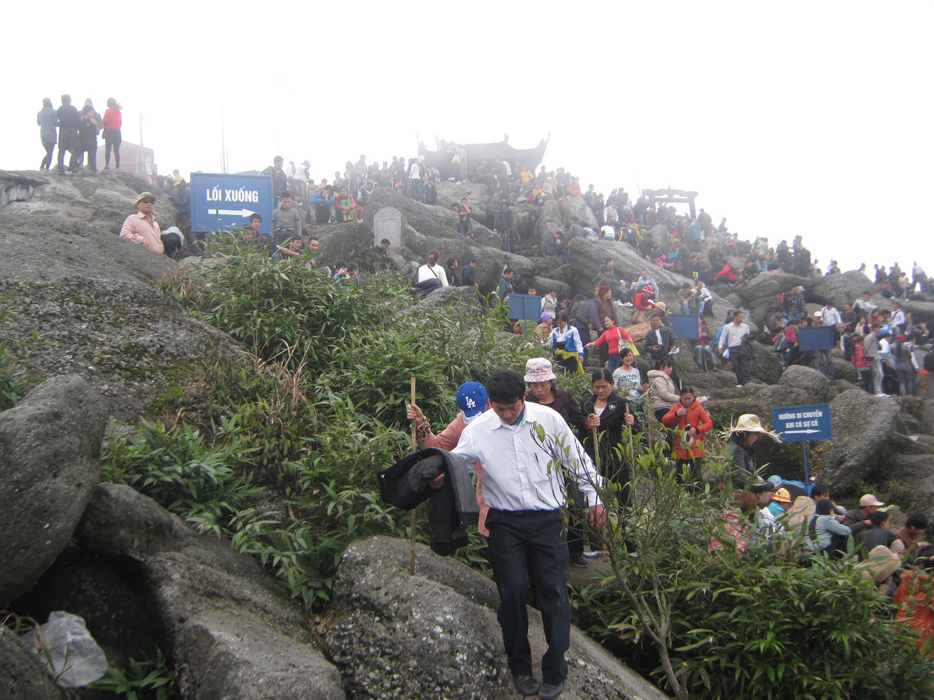 Tr&ecirc;n đỉnh n&uacute;i Y&ecirc;n Tử. Ảnh: Chu Kh&ocirc;i.