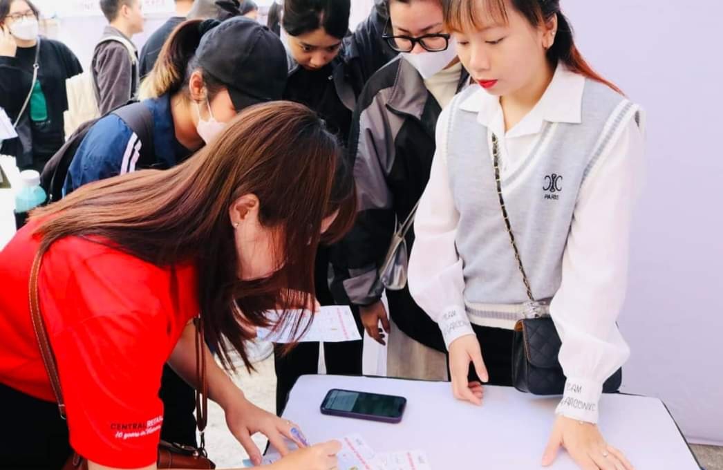 Người lao động t&igrave;m việc. Ảnh - N.Dương.