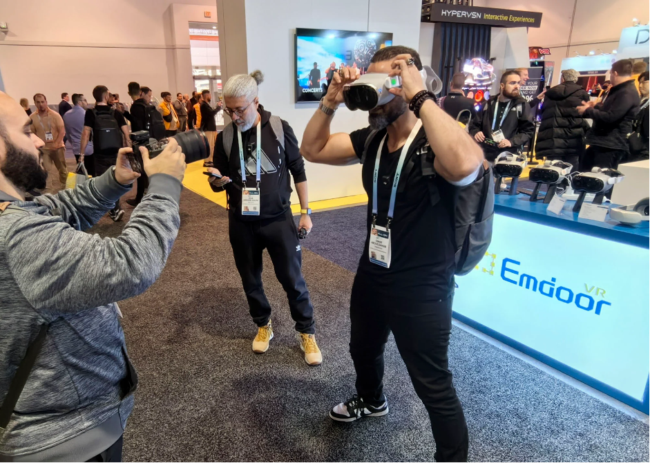Nhiều người tham gia trải nghiệm k&iacute;nh Vision SE của EmdoorVR tại Triển l&atilde;m điện tử CES tại Las Vegas.
