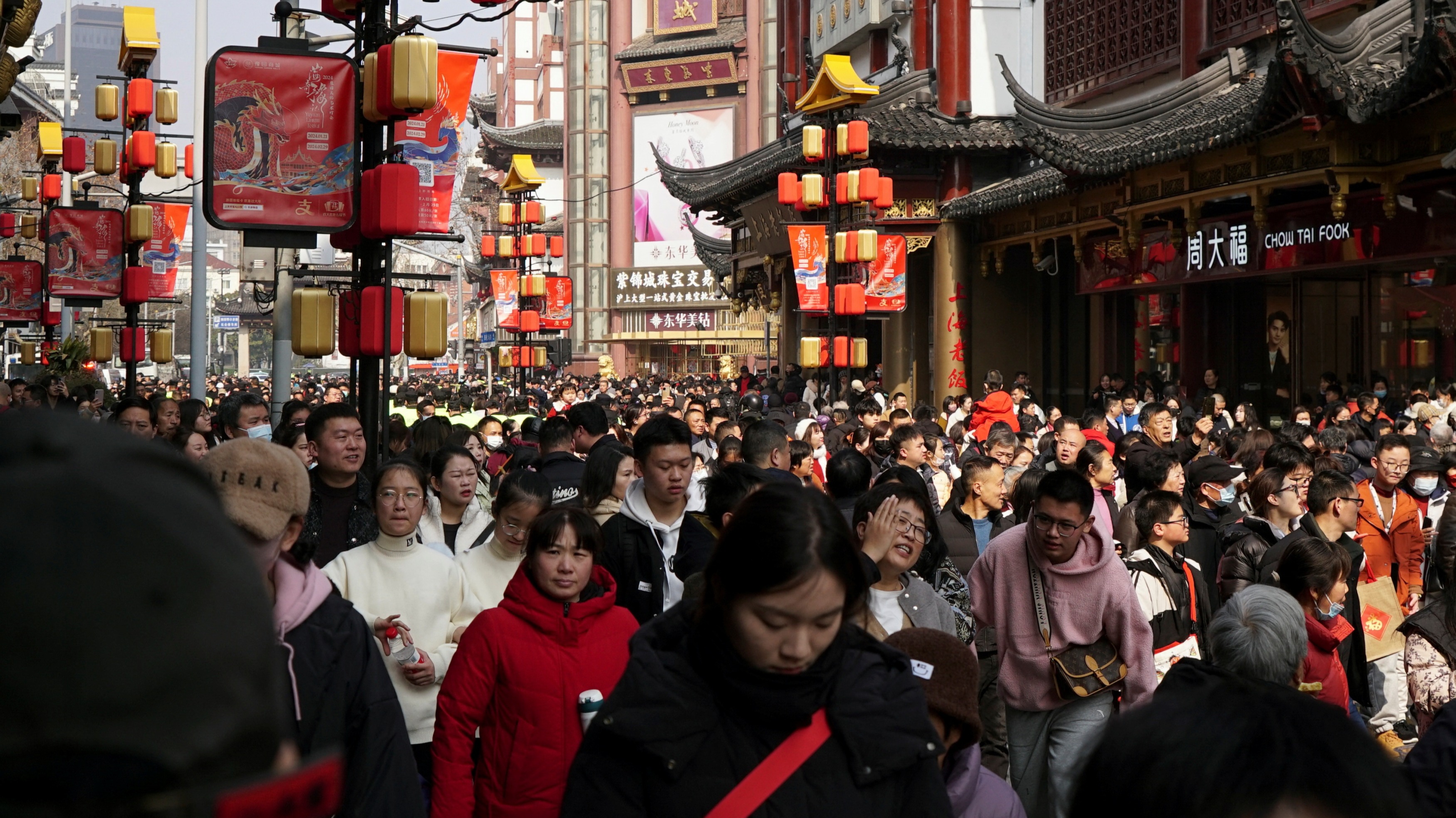 C&aacute;c điểm du lịch tại Trung Quốc đ&atilde; chứng kiến mức tăng đột biến du kh&aacute;ch trong dịp Tết Nguy&ecirc;n đ&aacute;n 2024 k&eacute;o d&agrave;i 8 ng&agrave;y.