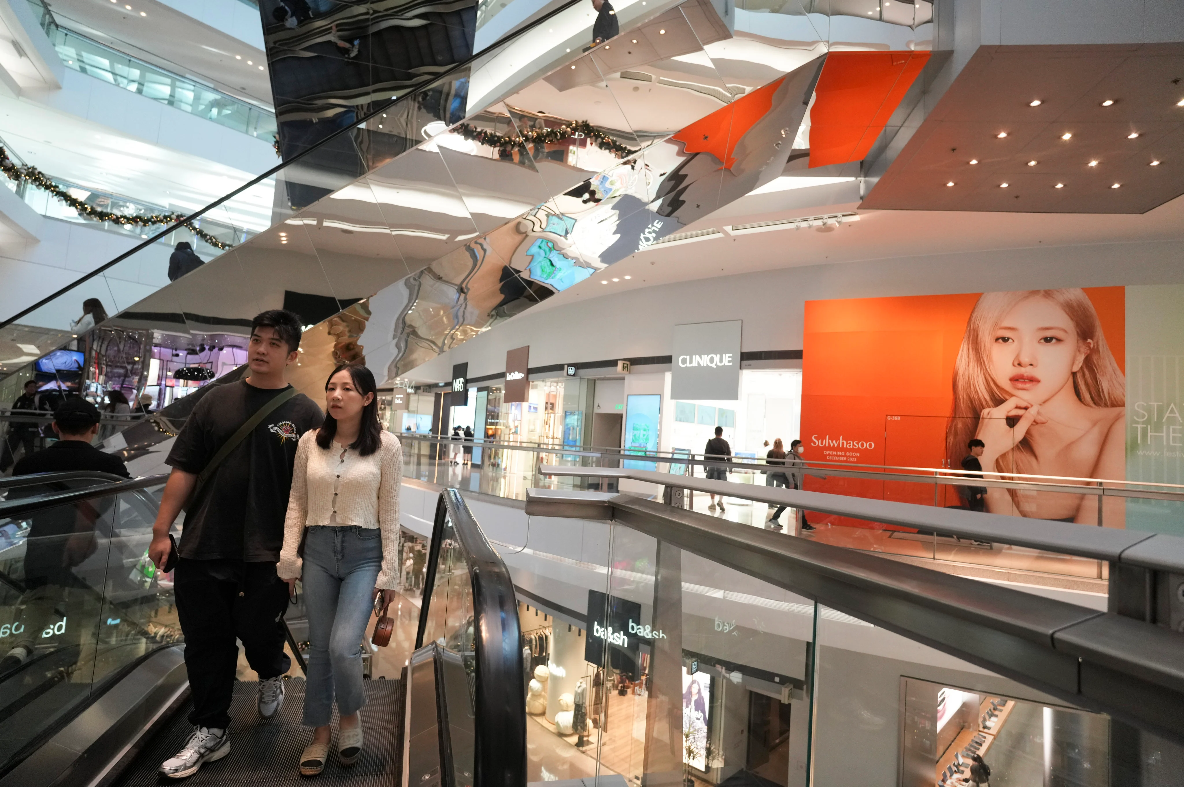 Doanh số bán hàng xa xỉ của Trung Quốc đang phục hồi và mặc dù vẫn chưa quay trở lại mức năm 2021. Ảnh: SCMP