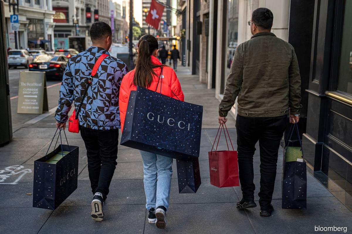 Gucci ghi nhận doanh số giảm 6% xuống còn 9,9 tỷ euro (gần 11 tỷ USD), đóng góp gần 50% doanh thu năm vừa qua của Kering.