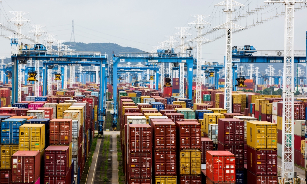 Những container hàng hoá tại một hải cảng ở Trung Quốc - Ảnh: Bloomberg.