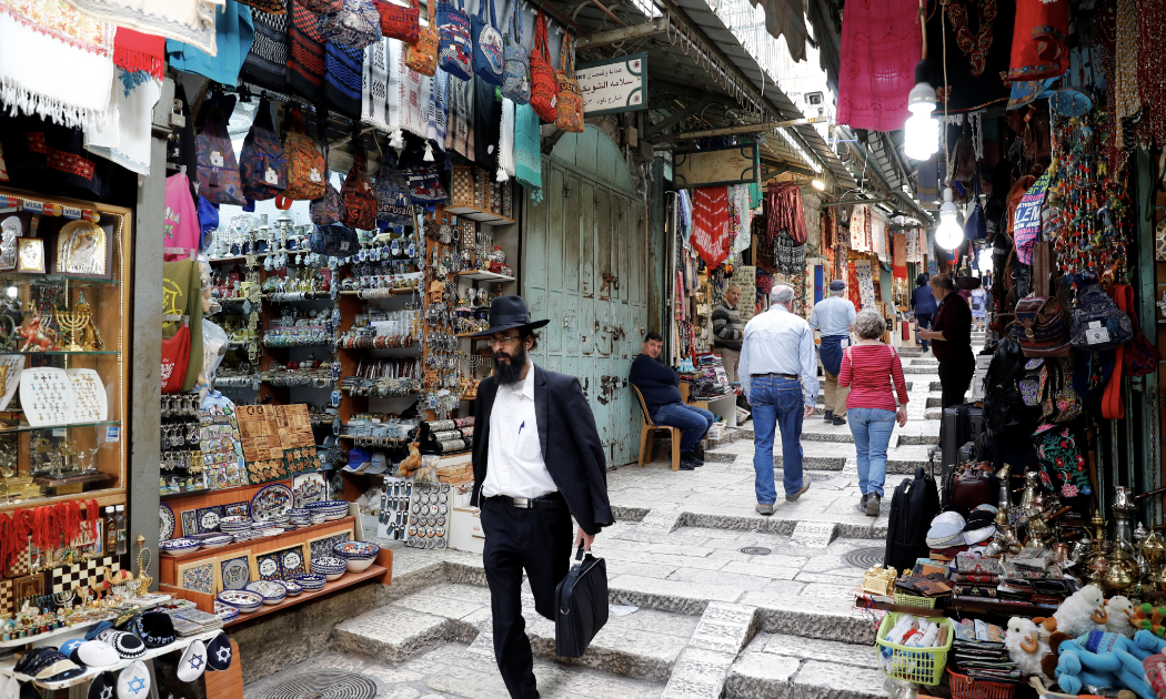 Một khu chợ ở Israel - Ảnh: Reuters.