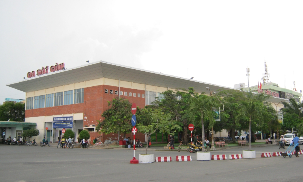 Ga Sài Gòn (Hòa Hưng) là ga hành khách trung tâm đồng thời là ga chính/trung tâm cho các loại tài khách Bắc Nam, tàu liên vậcn, tàu địa phương, tàu nội ngoại ô TP.HCM.