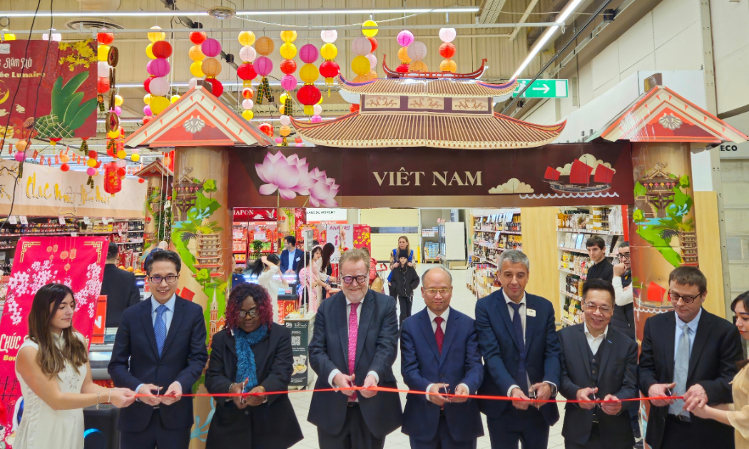 Tuần hàng vinh danh Tết Nguyên đán Việt Nam tại Pháp.