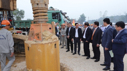 Thanh Hoa begins construction of road linking North-South Expressway with seaport