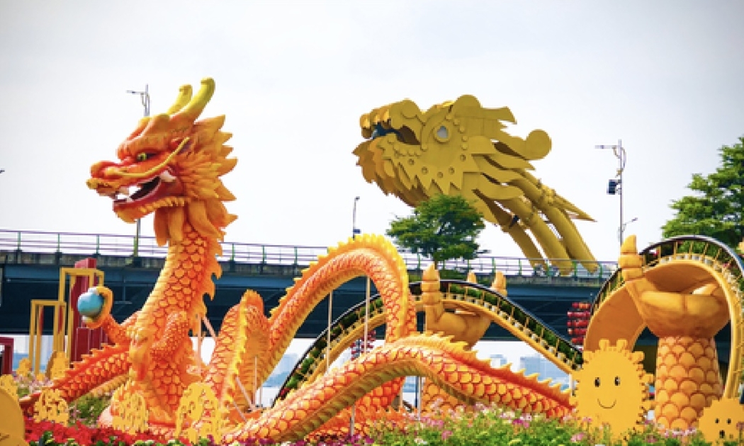 Linh vật rồng bên bờ Đông sông Hàn.