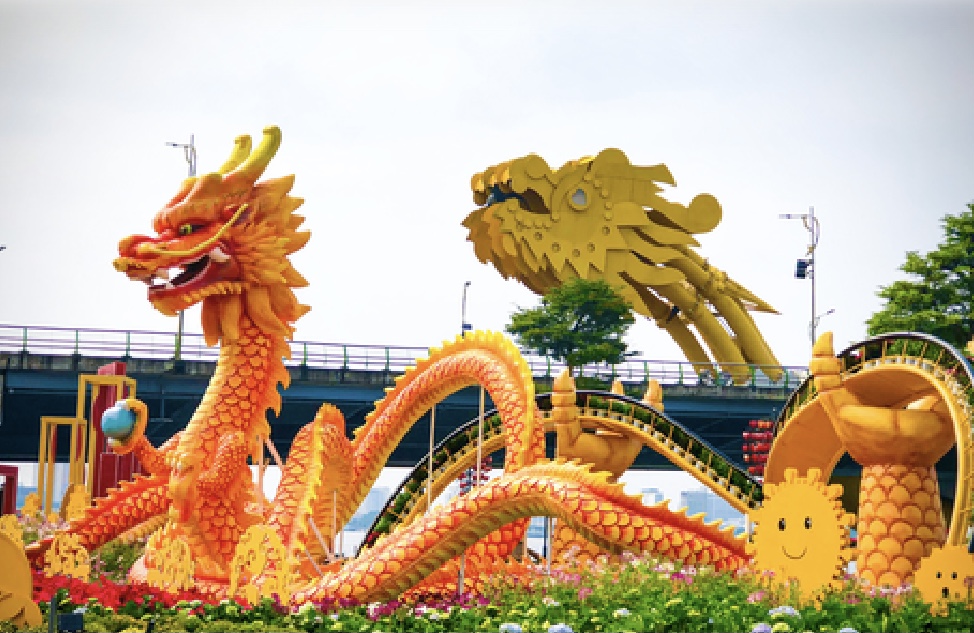 Linh vật rồng bên bờ Đông sông Hàn.