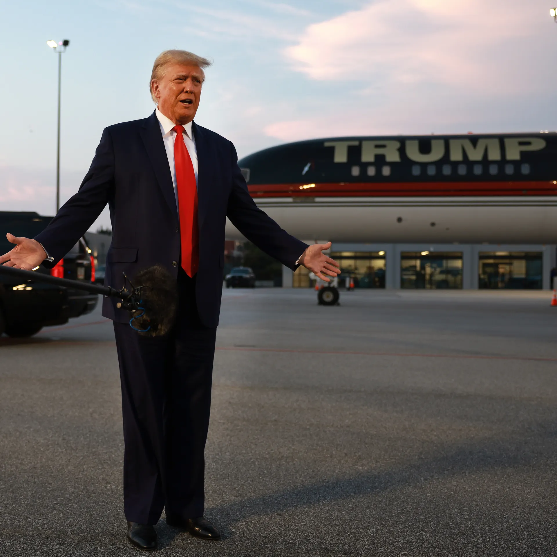 Như thường lệ, ông Trump đã tranh thủ ngay cả những rắc rối pháp lý của mình để tích cực vận động gây quỹ tranh cử. 