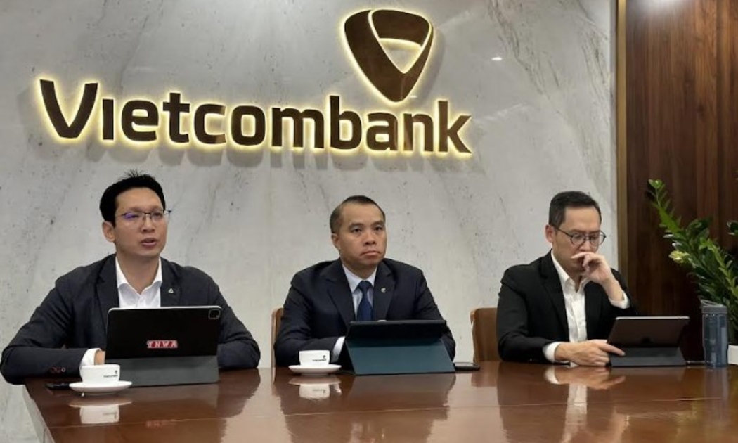 Đại diện Vietcombank trao đổi trực tuyến với các nhà đầu tư về kết quả hoạt động năm 2024.