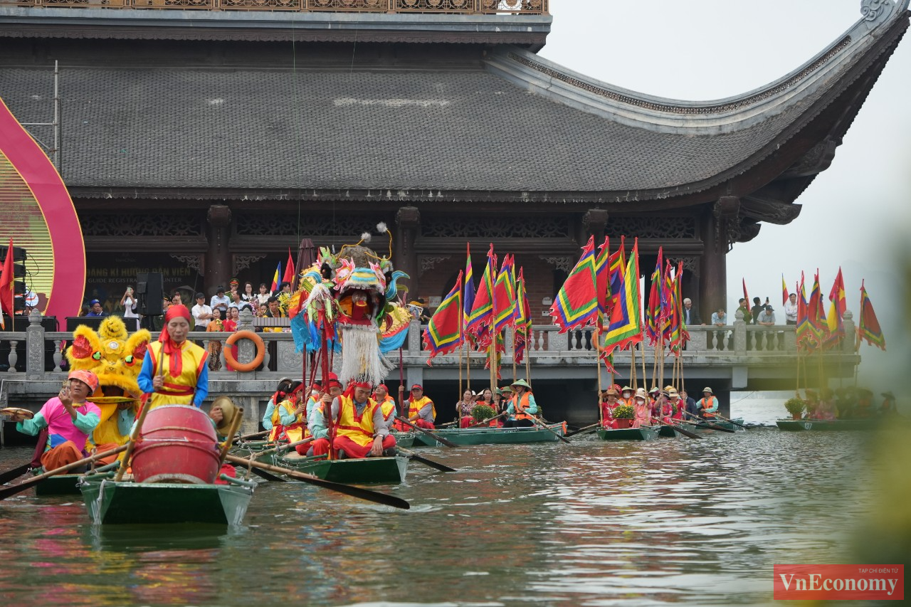 Nghi thức rước nước sẽ bắt đầu từ bến thuyền Trung t&acirc;m hội nghị quốc tế Vesak di chuyển ra giữa hồ Tam Ch&uacute;c thực hiện nghi thức lấy nước thi&ecirc;ng sau đ&oacute; chuyển l&ecirc;n xe rước nước đến 3 địa điểm l&agrave; Điện Tam thế, ch&ugrave;a Ngọc v&agrave; ch&ugrave;a cổ Ba Sao.