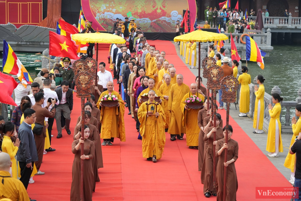 Hội Xuân Tam Chúc năm 2024 không chỉ là dịp để du khách có thể chiêm ngưỡng vẻ đẹp cổ kính và hùng vĩ của ngôi chùa lớn nhất thế giới, mà còn là cơ hội để tìm hiểu về văn hóa và tôn giáo Phật giáo.