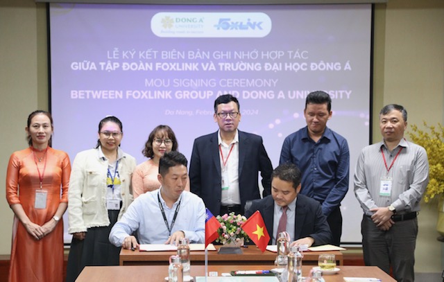 TS. Ng&ocirc; Quang Vinh, Ph&oacute; Hiệu trưởng Đại học Đ&ocirc;ng &Aacute; v&agrave; &ocirc;ng Lin Kofan, đại diện Foxlink Đ&agrave; Nẵng k&yacute; kết hợp t&aacute;c đ&agrave;o tạo nh&acirc;n lực lĩnh vực c&ocirc;ng nghệ cao. Ảnh Ng&ocirc; Anh Văn