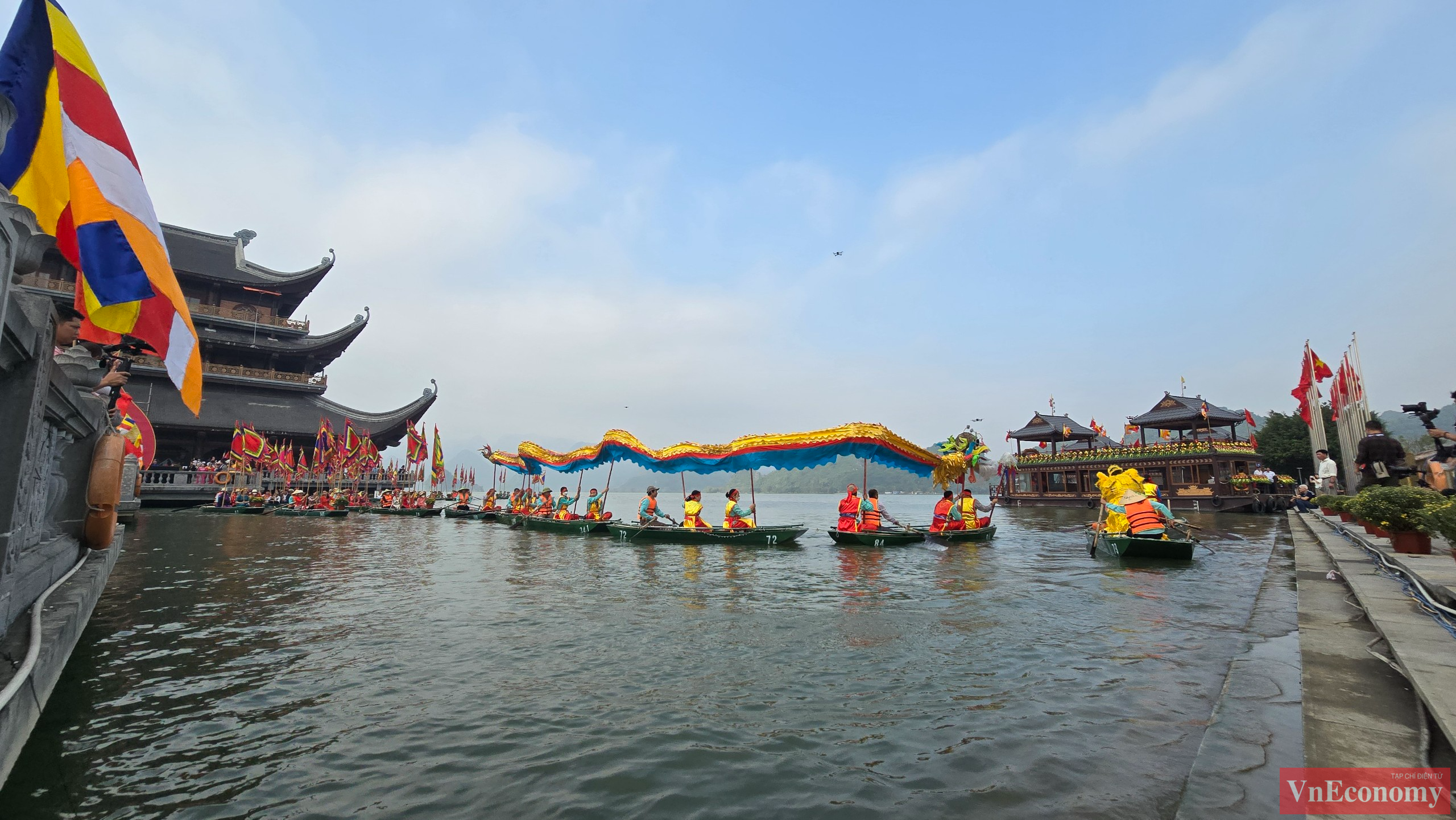 Hội Xuân Tam Chúc năm nay được tổ chức tại sân khấu phía trước Trung tâm hội nghị quốc tế Vesak (Thủy đình) Khu du lịch Tam Chúc.