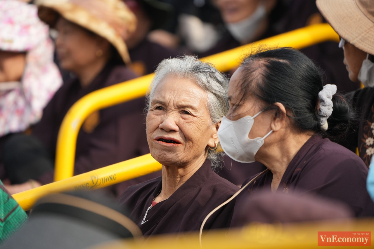 H&agrave;ng vạn người d&acirc;n v&agrave; du kh&aacute;ch thập phương đổ về ch&ugrave;a Tam Ch&uacute;c trong ng&agrave;y khai hội.