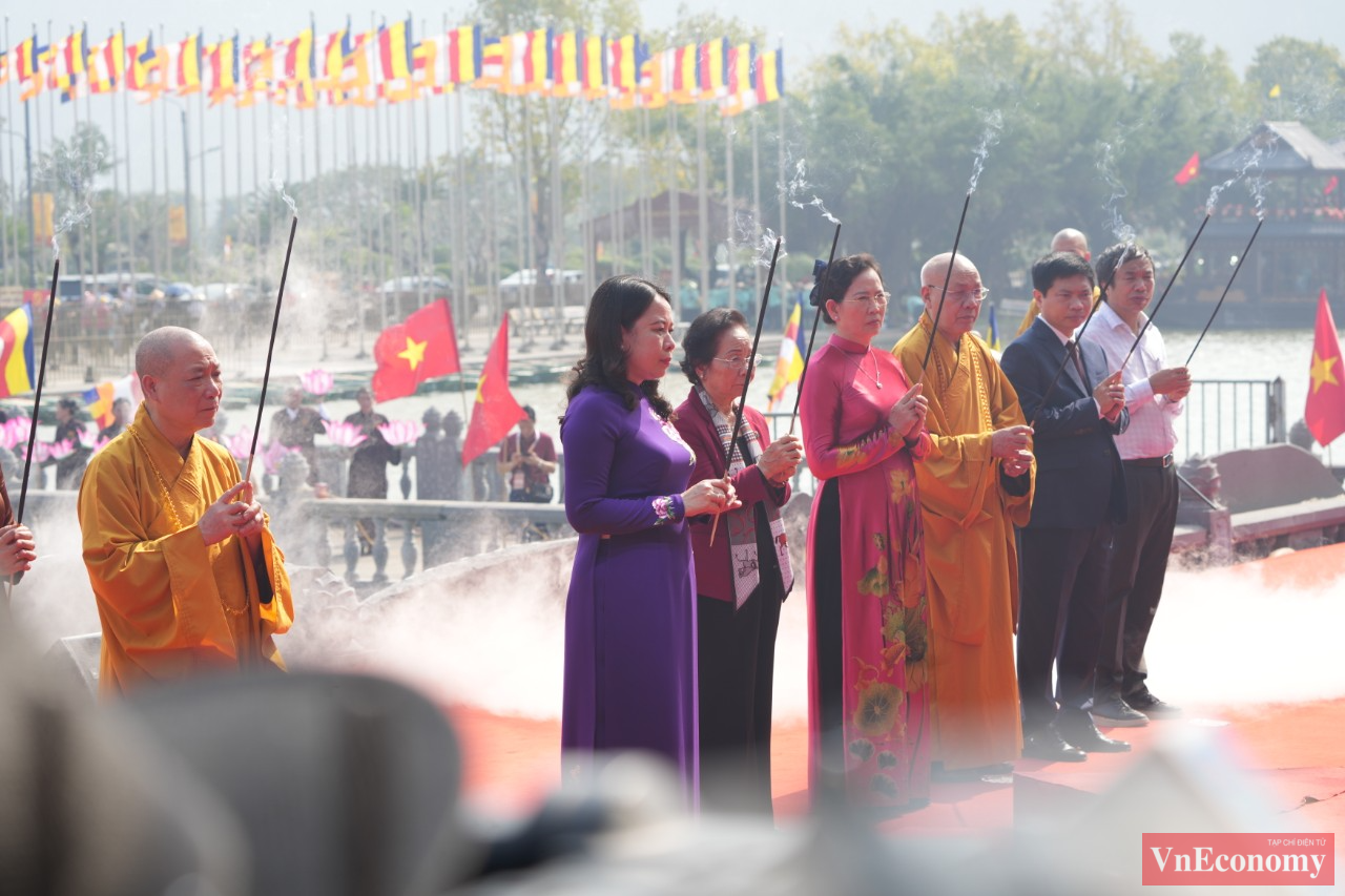 Đến dự lễ khai hội c&oacute; Ph&oacute; Chủ tịch nước&nbsp;V&otilde; Thị &Aacute;nh Xu&acirc;n; H&ograve;a thượng Th&iacute;ch Thanh Nhiễu, Ph&oacute; chủ tịch Thường trực Hội đồng Trị sự Gi&aacute;o hội Phật gi&aacute;o Việt Nam, B&iacute; thư Tỉnh ủy H&agrave; Nam; Chủ tịch Tỉnh H&agrave; Nam...