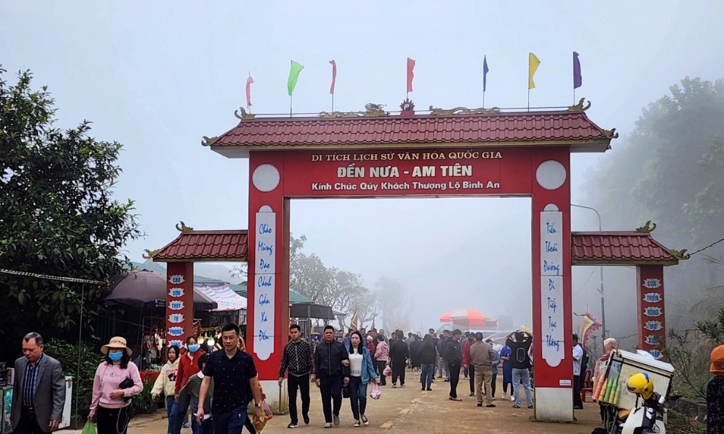  Từ đêm 30 đến ngày mùng 8 Tết năm Giáp Thìn, khu Di tích lịch sử văn hóa quốc gia Am Tiên (Thanh Hóa) đã đón hơn 70.000 lượt du khách