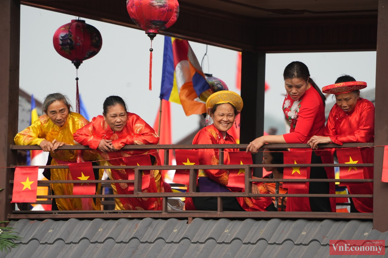 Ban Quản l&yacute; Khu du lịch Tam Ch&uacute;c đ&atilde; phối hợp lực lượng chức năng huyện Kim Bảng l&ecirc;n phương &aacute;n hướng dẫn, ph&acirc;n luồng, bảo đảm an to&agrave;n giao th&ocirc;ng cho kh&aacute;ch đến du xu&acirc;n, đồng thời bố tr&iacute; c&aacute;c thuyền v&agrave; xe bus để phục vụ du kh&aacute;ch, tr&aacute;nh t&igrave;nh trạng &ugrave;n tắc.&nbsp;