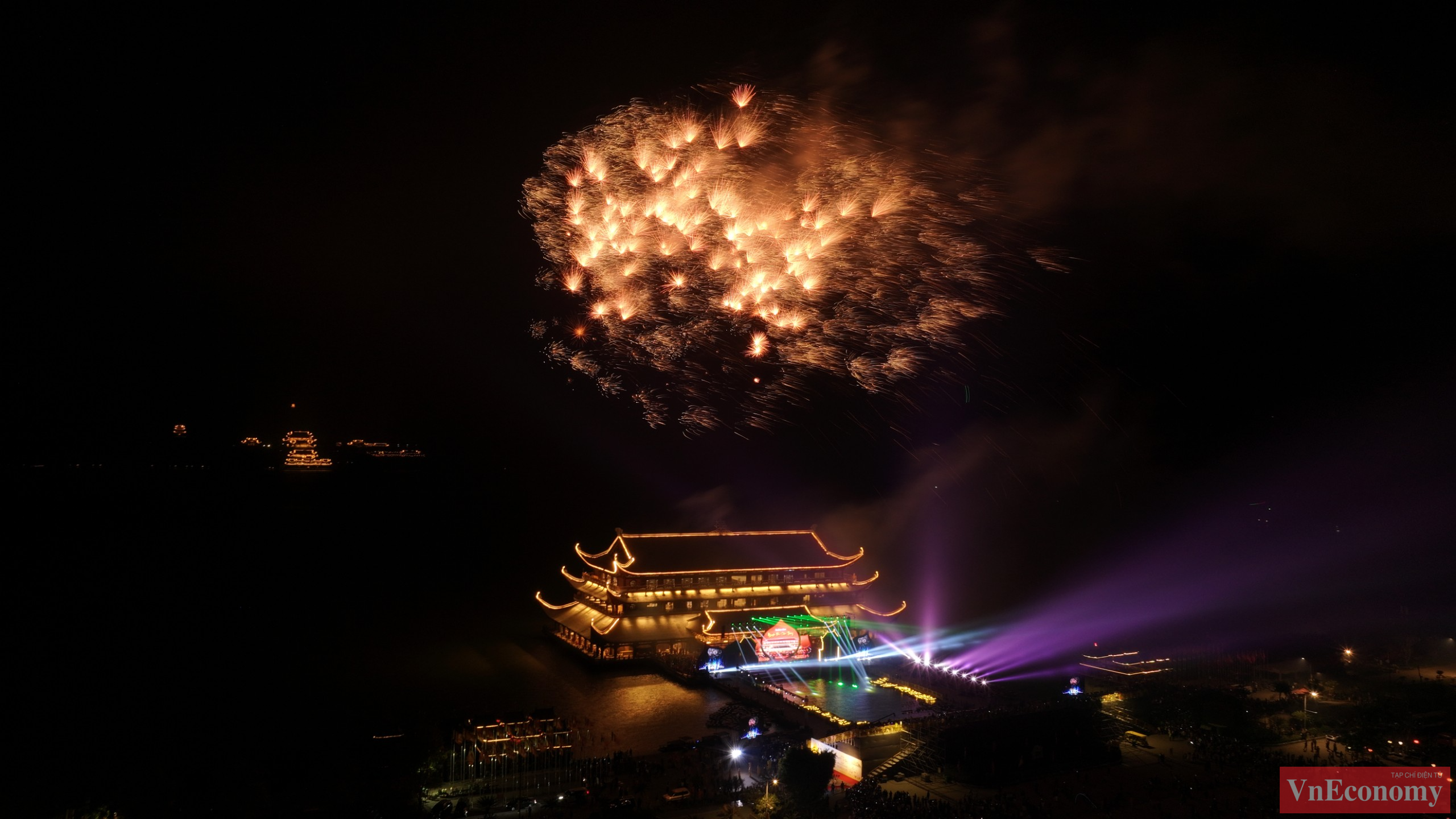 Ng&agrave;y từ&nbsp;tối ng&agrave;y 11 th&aacute;ng Gi&ecirc;ng (20/2 dương lịch), tại ch&ugrave;a Tam Ch&uacute;c đ&atilde; diễn ra c&aacute;c sự kiện: biểu diễn nghệ thuật, bắn ph&aacute;o hoa ch&agrave;o mừng lễ khai hội.